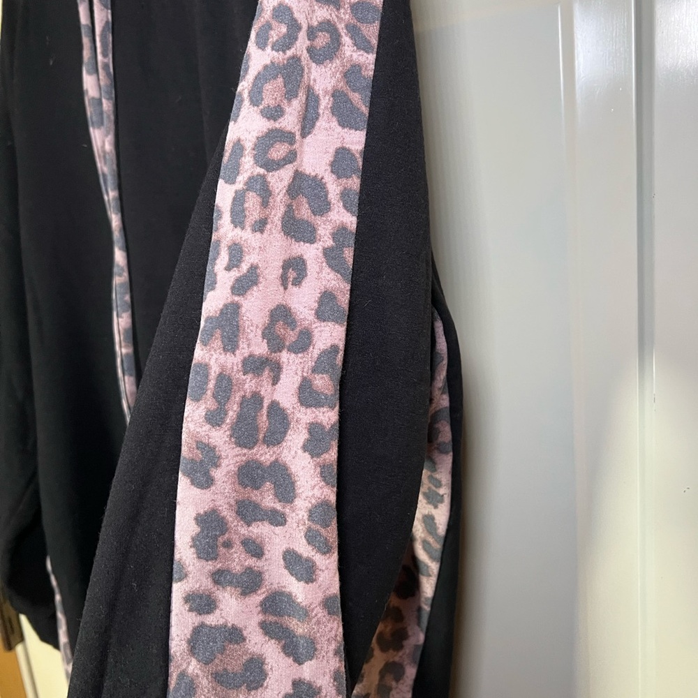 Zenana Outfitters Black Leopard Print Long Hoodie - Picture 2 of 5